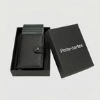 Porte Cartes Rigide Cuir Pour Homme — gros plan sur la matière cuir lisse