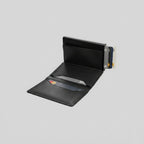 Porte Cartes Coulissant Homme — gros plan sur la matière aluminium anodisé noir mat