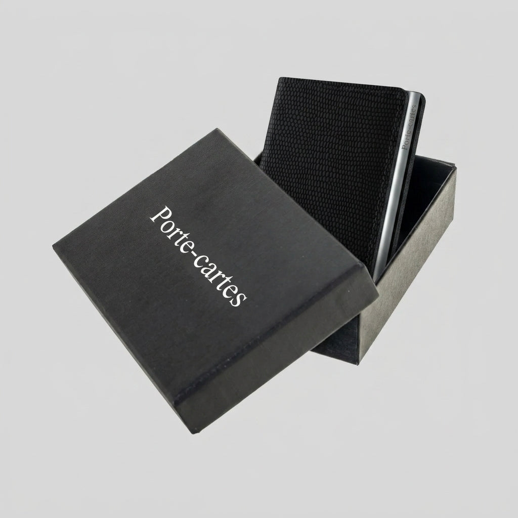 Porte Cartes Cuir Noir Homme Luxe — gros plan sur la matière cuir grainé façon lézard