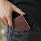 Porte Cartes Cuir Homme Marron — détail de la gravure et des finitions