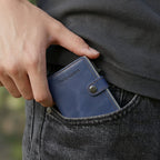 Porte Cartes Cuir Bleu Homme — détail de la gravure et des finitions